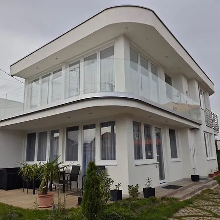 Roberto Apartment